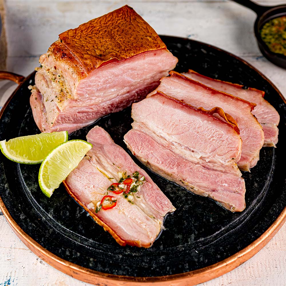 PANCETA DOURADA NO FORNO COM MOLHO DE ALHO E CACHAÇA