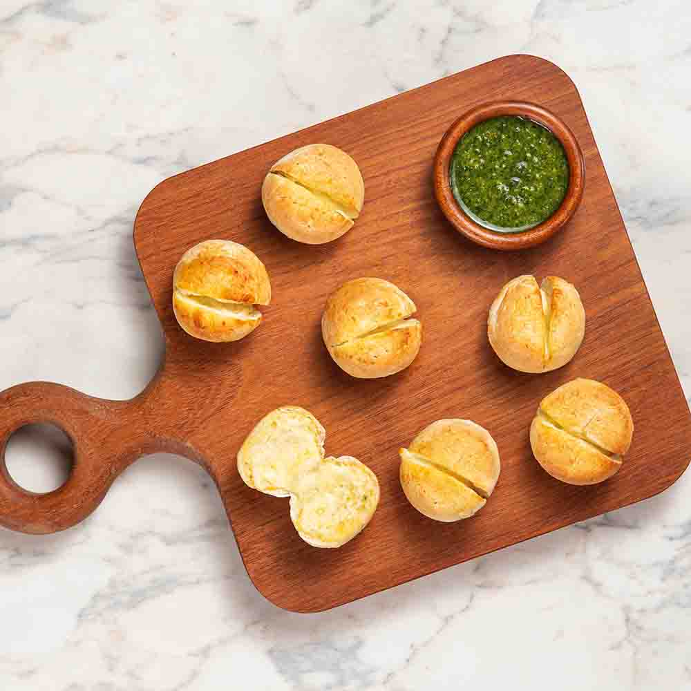 Pão recheado com catupiry e pesto de rúcula