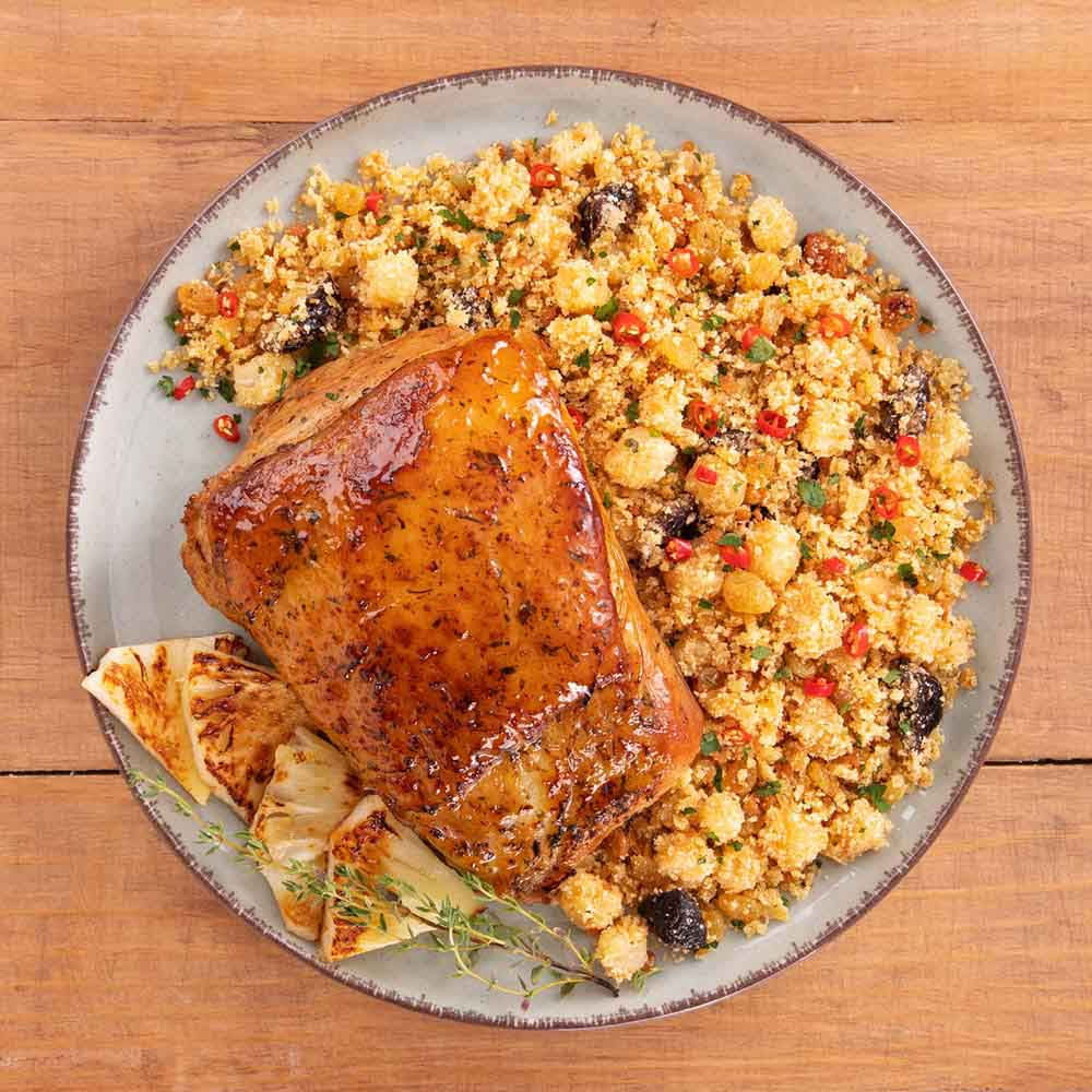 Pernil suíno com farofa apimentada de abacaxi