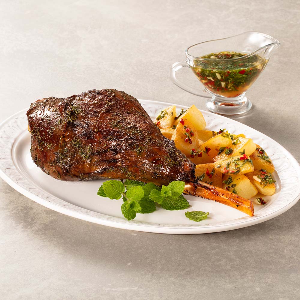 Pernil de Cordeiro Temperado Swift com batatas assadas e molho de hortelã