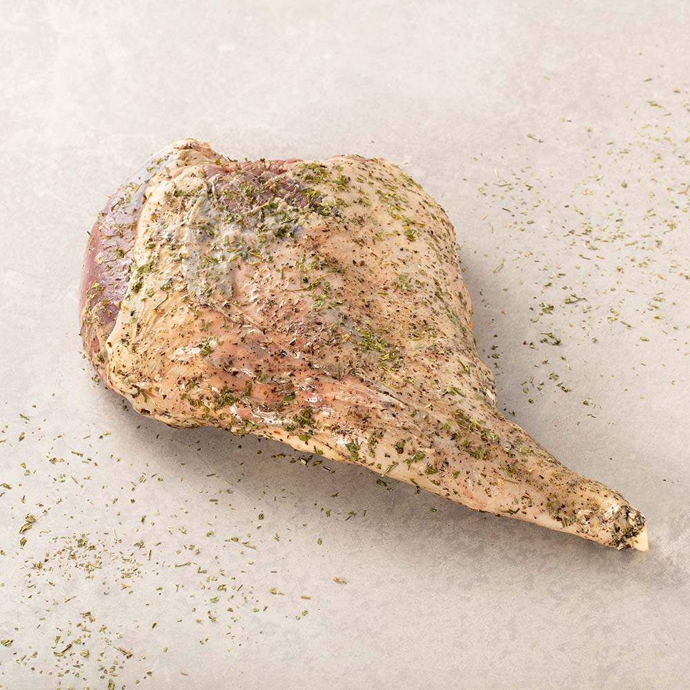 Pernil de Cordeiro Temperado Swift com batatas assadas e molho de hortelã