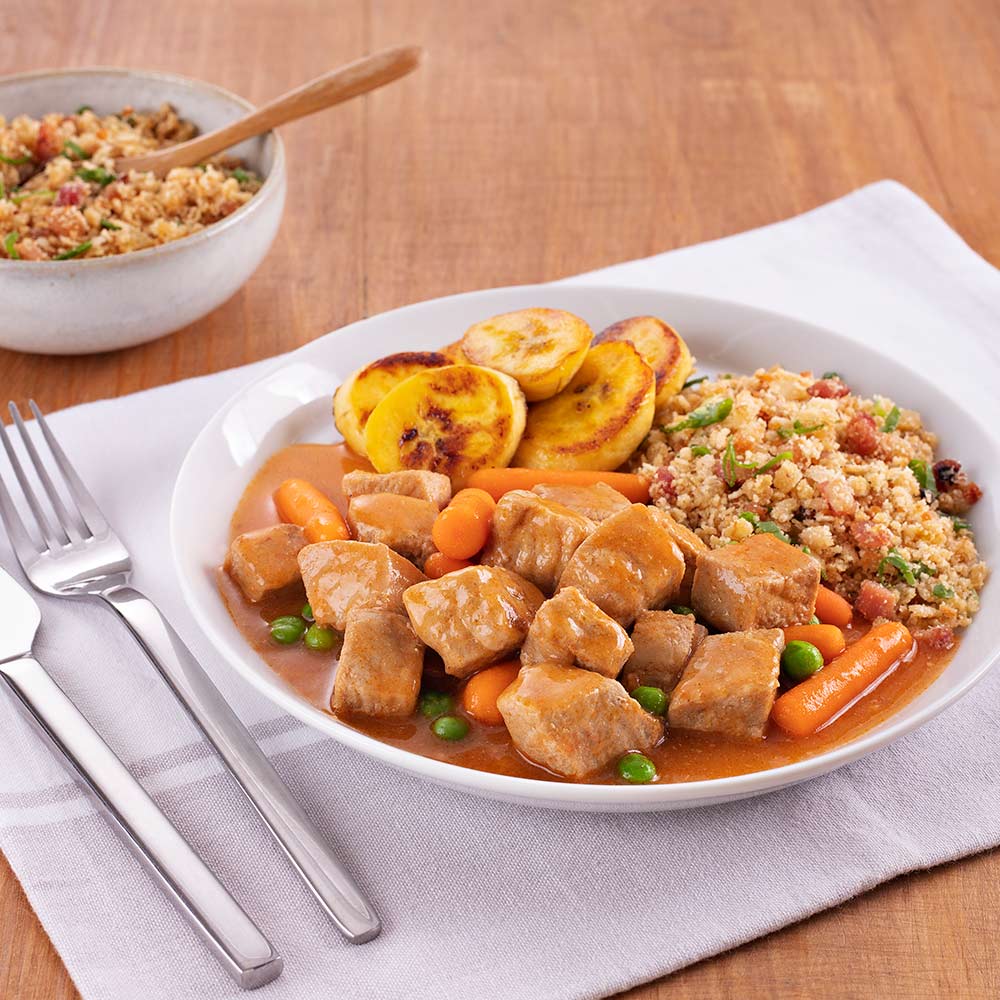 Picadinho de Pernil Suíno, Farofa e Banana da Terra