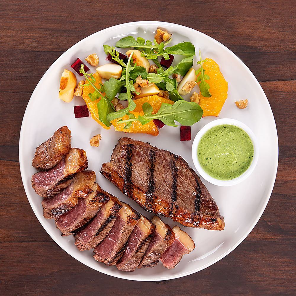 Picanha com Salsa Cremosa verde e Salada de Muçarela Defumada