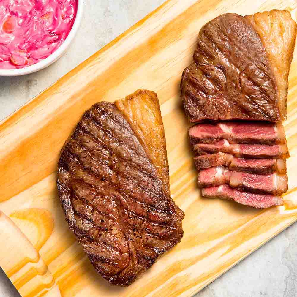 Raquete Wagyu com maionese de beterraba e cenoura