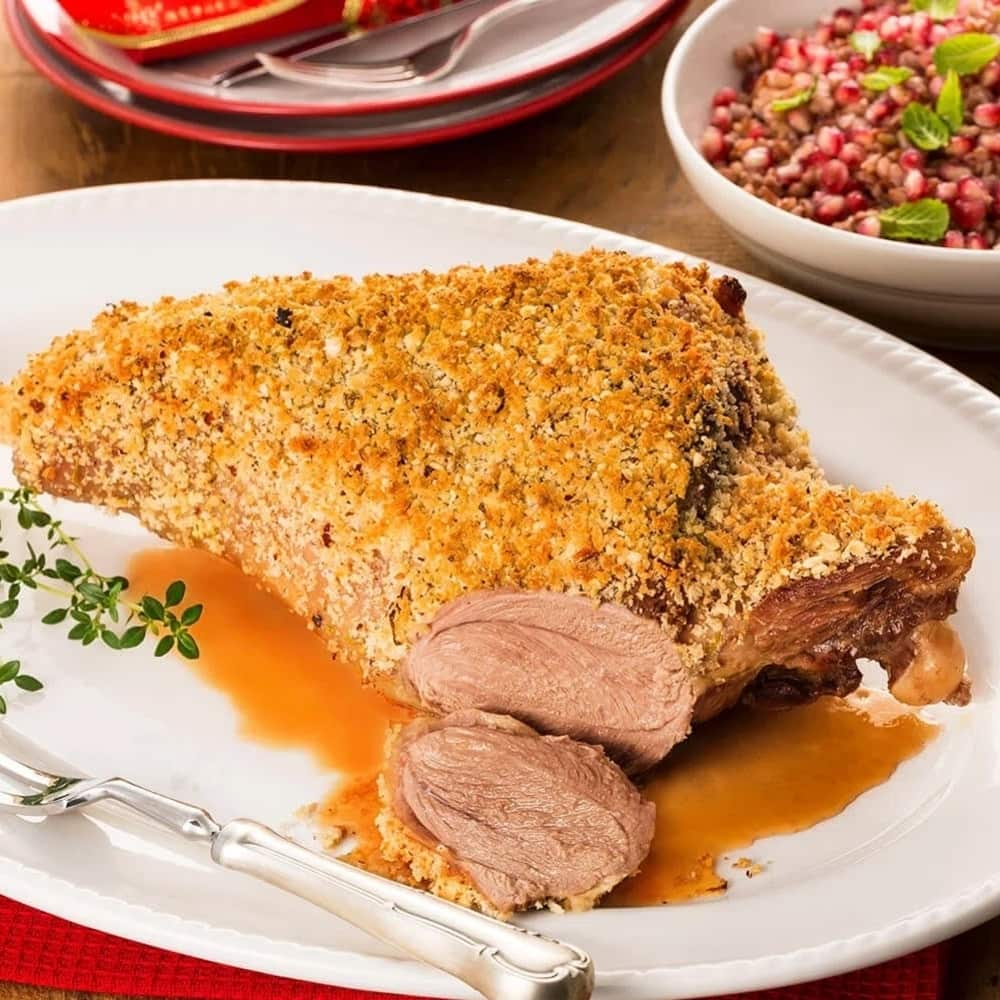 Pernil de Cordeiro Assado com Crosta de Ervas