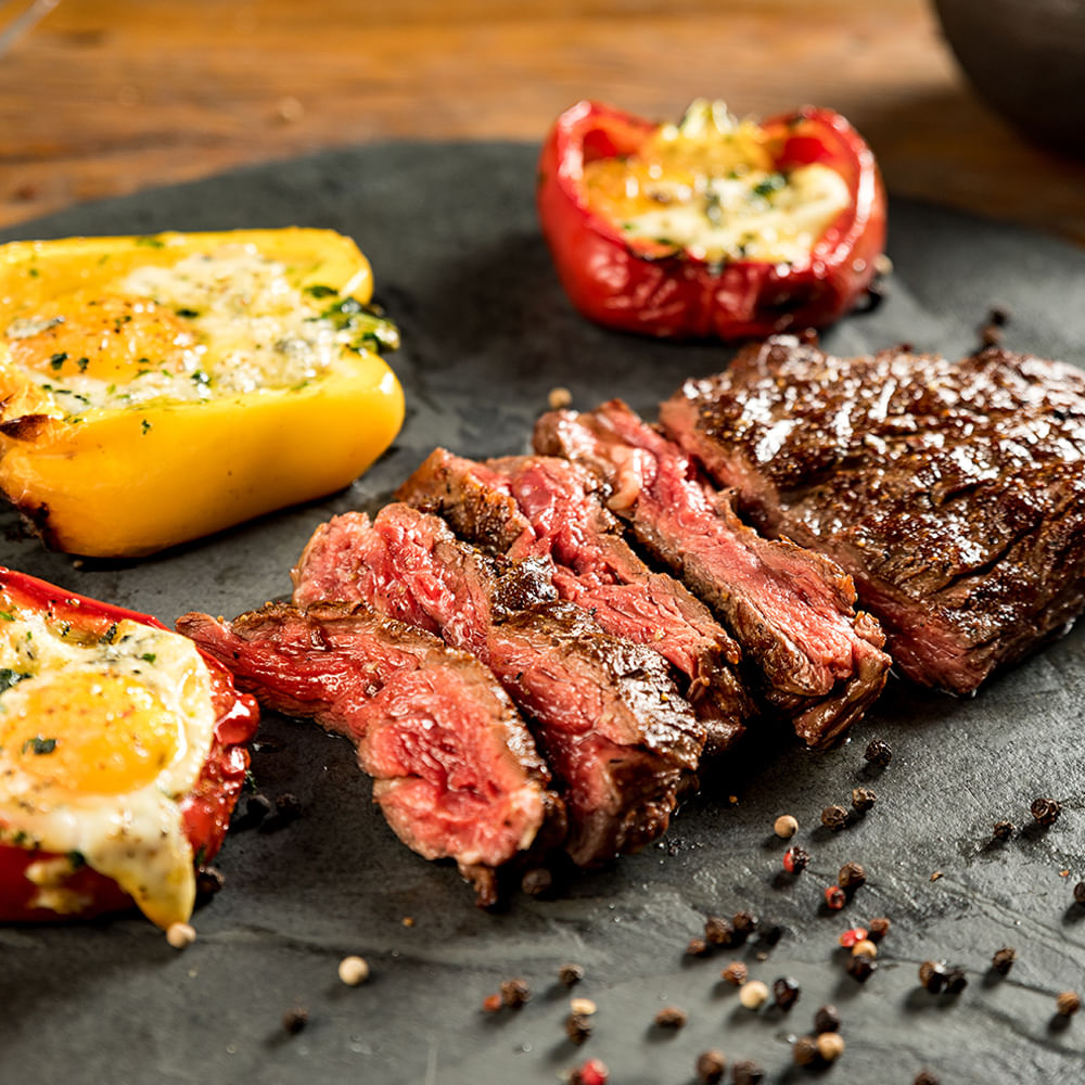 Ribeye Cap e Pimentão Recheado com Ovo na Brasa