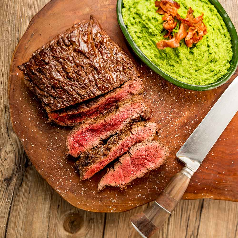 Ribeye Cap com Purê de Ervilha e Bacon Frito
