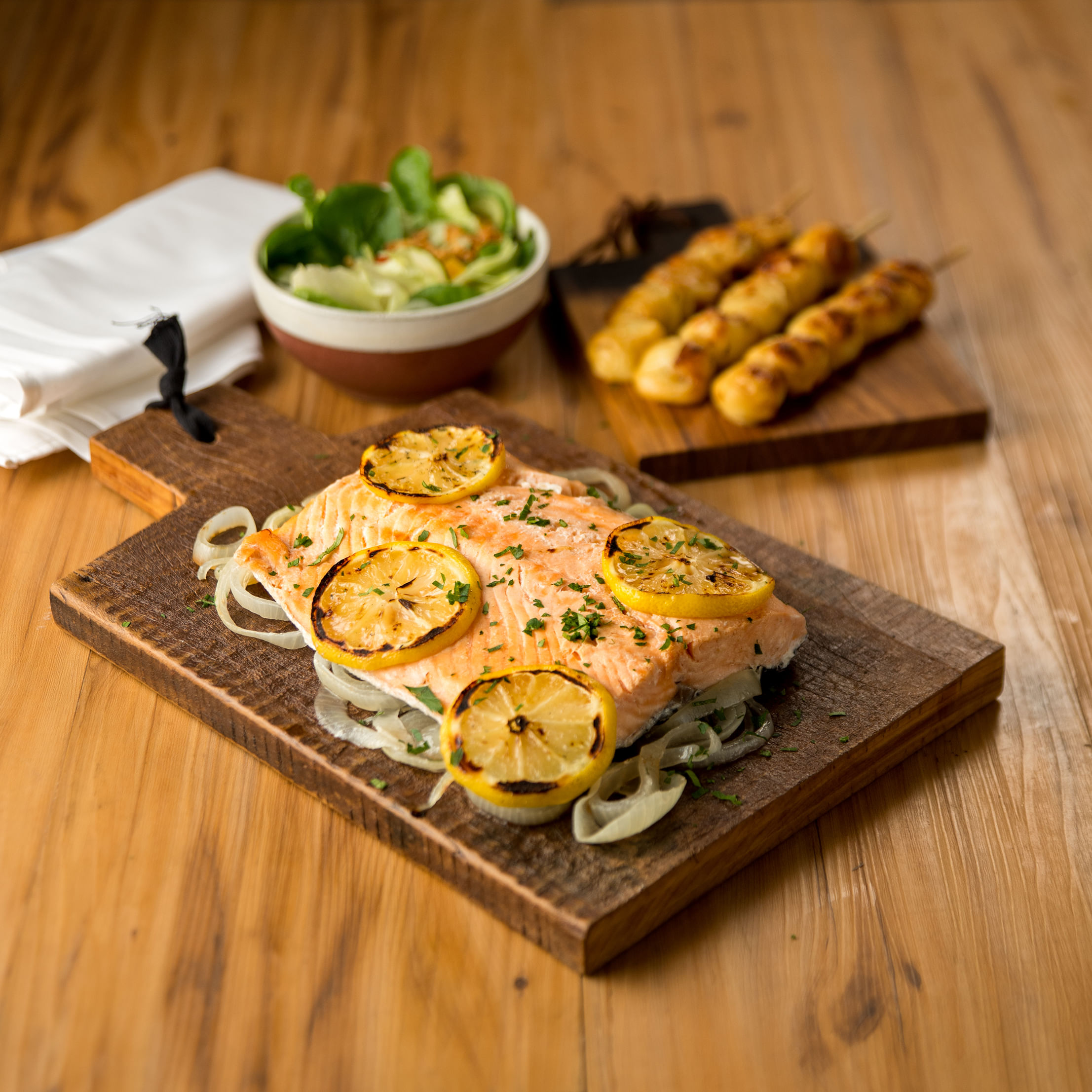 Receita de Salmão com Espetinhos de Muçarela Defumada e Salada Colorida