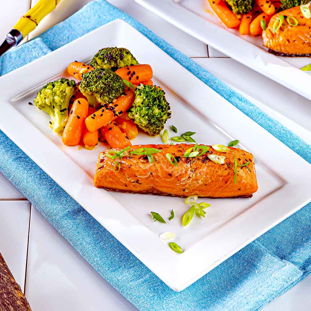 Receita de Salmão em Pedaços com Chimichurri e Mix de Legumes