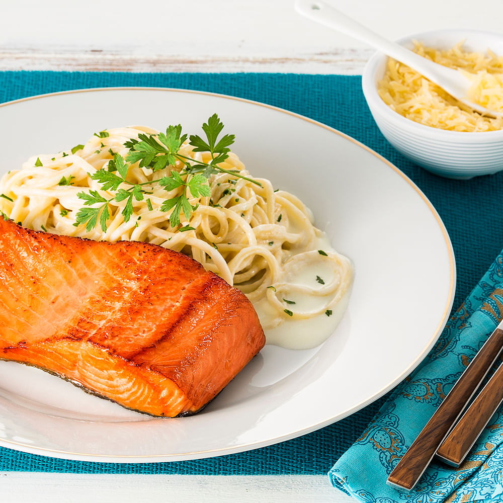 Receita de Filé de Salmão Sockeye ao Molho Branco e Espaguete