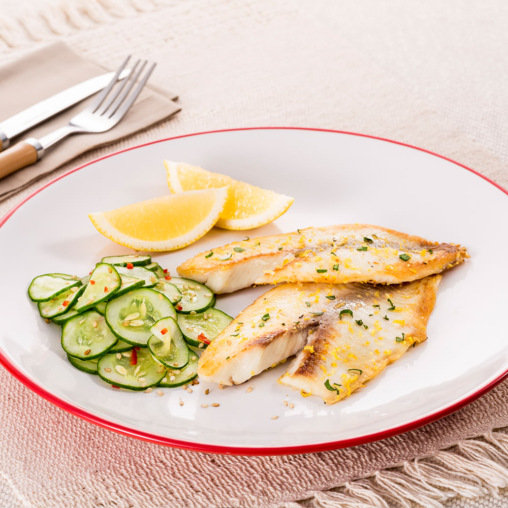 Tilápia Grelhada com Salada Picante de Pepino